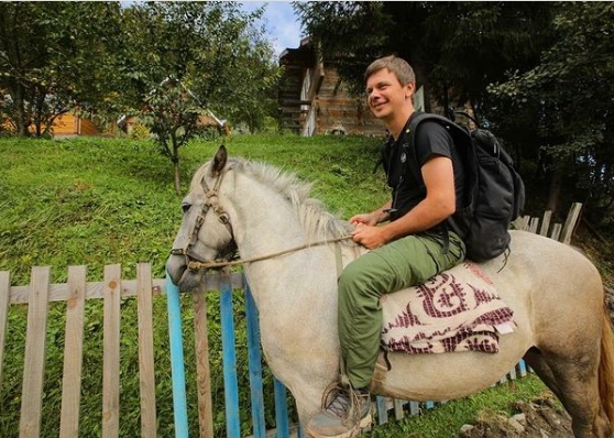 Дмитрий Комаров решил поселиться в Карпатах: где ведущий построит дом